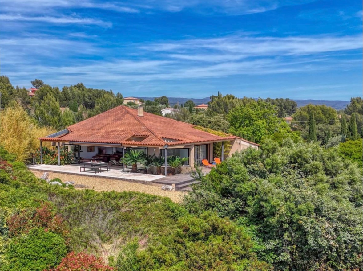 Vue extérieure de la villa 330 et de son jardin